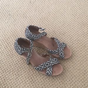 Size 8.5 TOMS wedges